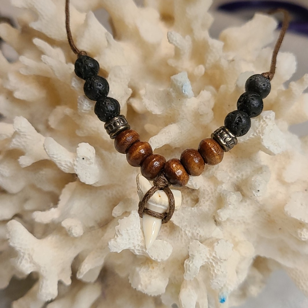 🦈 tooth necklace - Picture 2 of 3